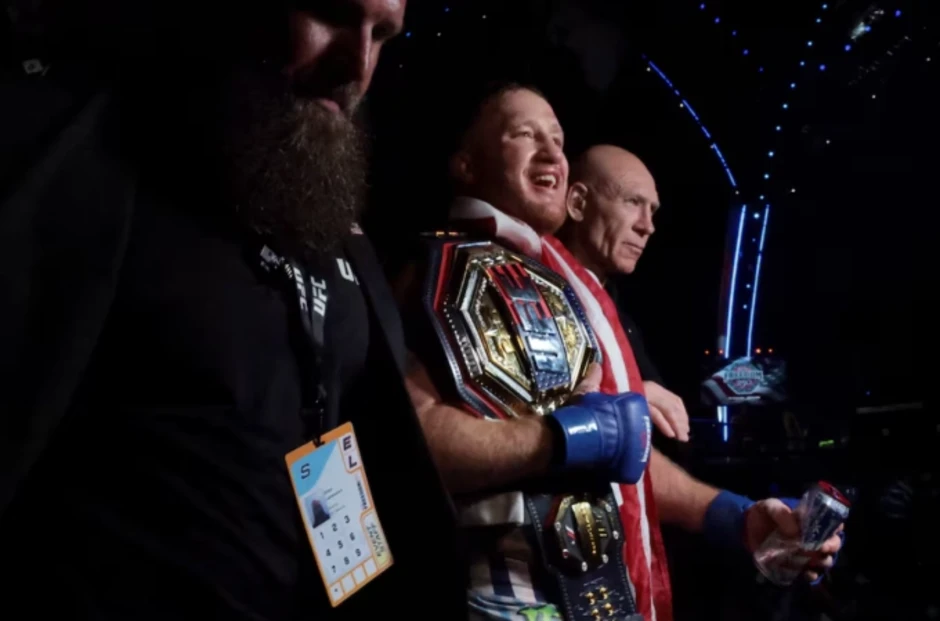 Võ sĩ Mỹ giành đai hạng nhẹ tại UFC Nhà Trắng Võ sĩ Mỹ giành đai hạng nhẹ tại UFC Nhà Trắng