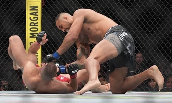 Võ sĩ thắng knock-out dù 'chấp một chân'
