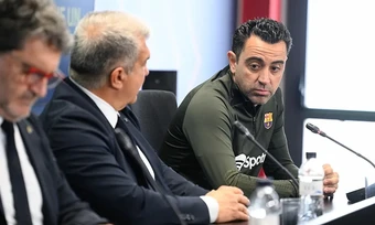 Xavi bất nhất trong vụ mâu thuẫn Messi - Laporta