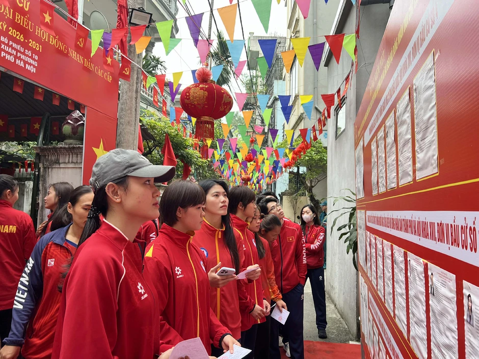 Xuân Son cùng Hoàng Hên, Khuất Văn Khang rộn ràng đi bầu cử