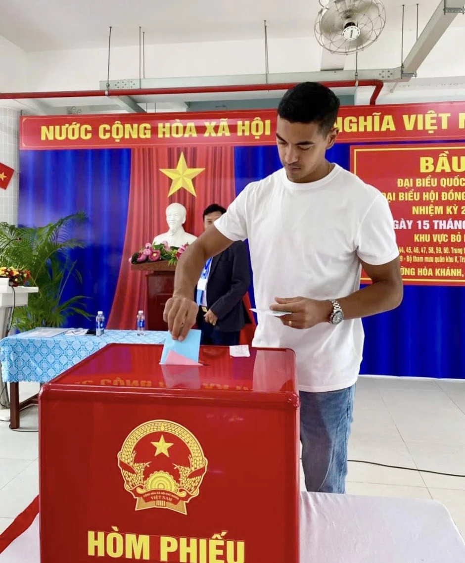 Xuân Son cùng Hoàng Hên, Khuất Văn Khang rộn ràng đi bầu cử