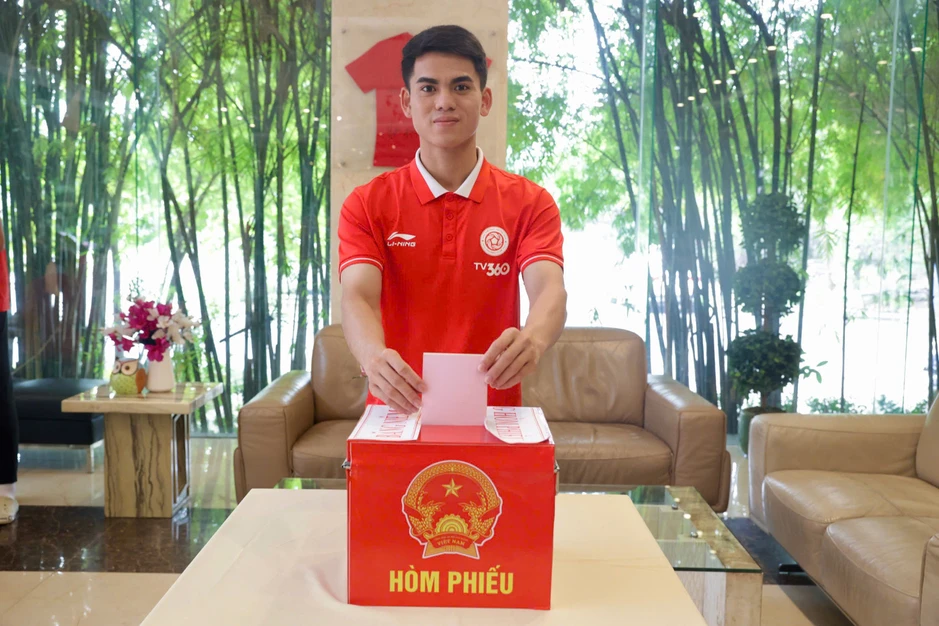 Xuân Son cùng Hoàng Hên, Khuất Văn Khang rộn ràng đi bầu cử