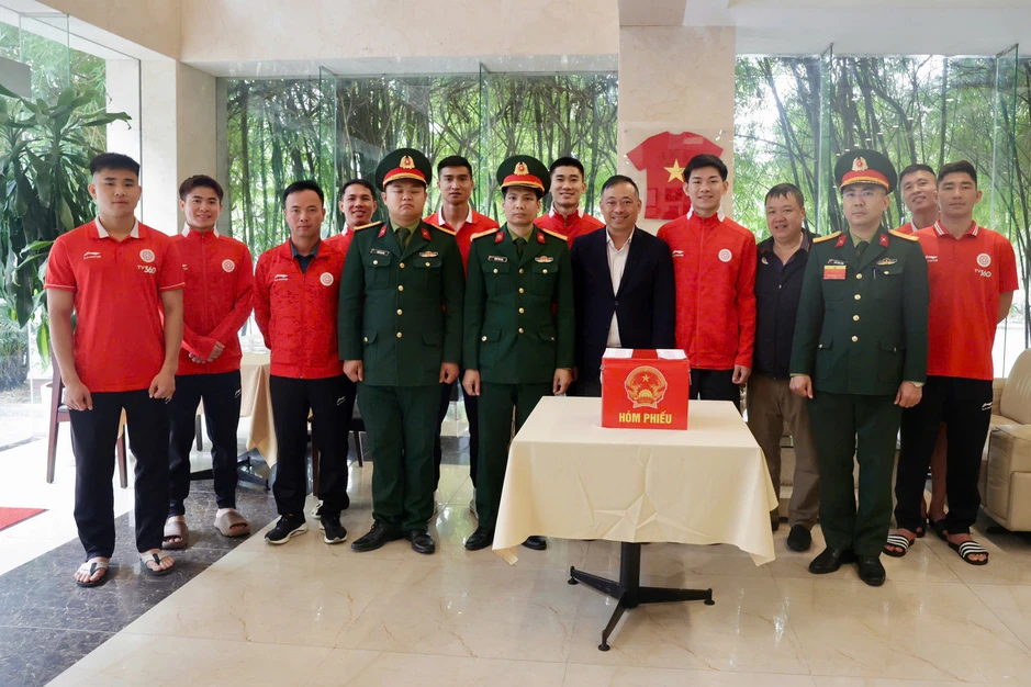 Xuân Son cùng Hoàng Hên, Khuất Văn Khang rộn ràng đi bầu cử