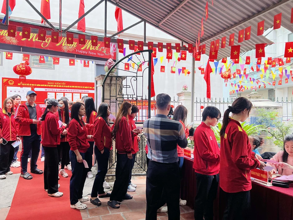 Xuân Son cùng Hoàng Hên, Khuất Văn Khang rộn ràng đi bầu cử