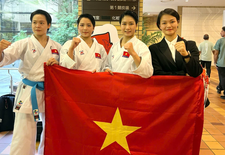 Xúc động khoảnh khắc 3 nữ võ sĩ Karate Việt Nam bật khóc với HCV Asiad