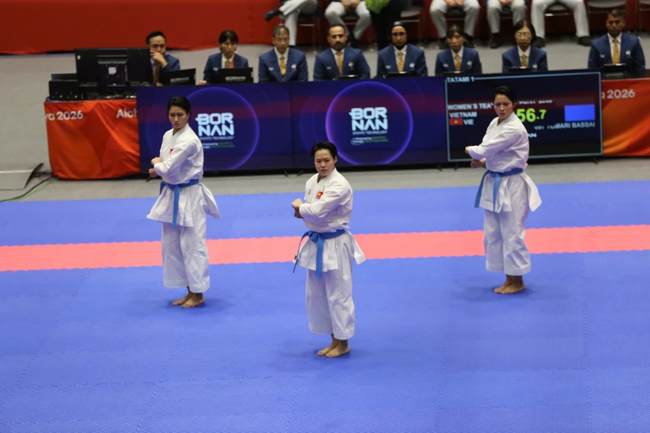Xúc động khoảnh khắc 3 nữ võ sĩ Karate Việt Nam bật khóc với HCV Asiad