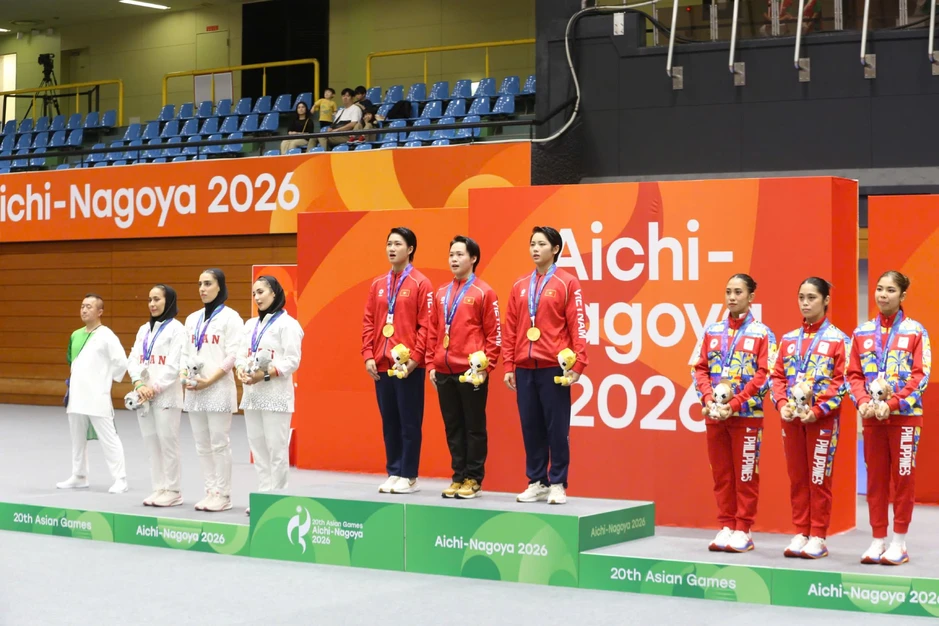 Xúc động khoảnh khắc 3 nữ võ sĩ Karate Việt Nam bật khóc với HCV Asiad