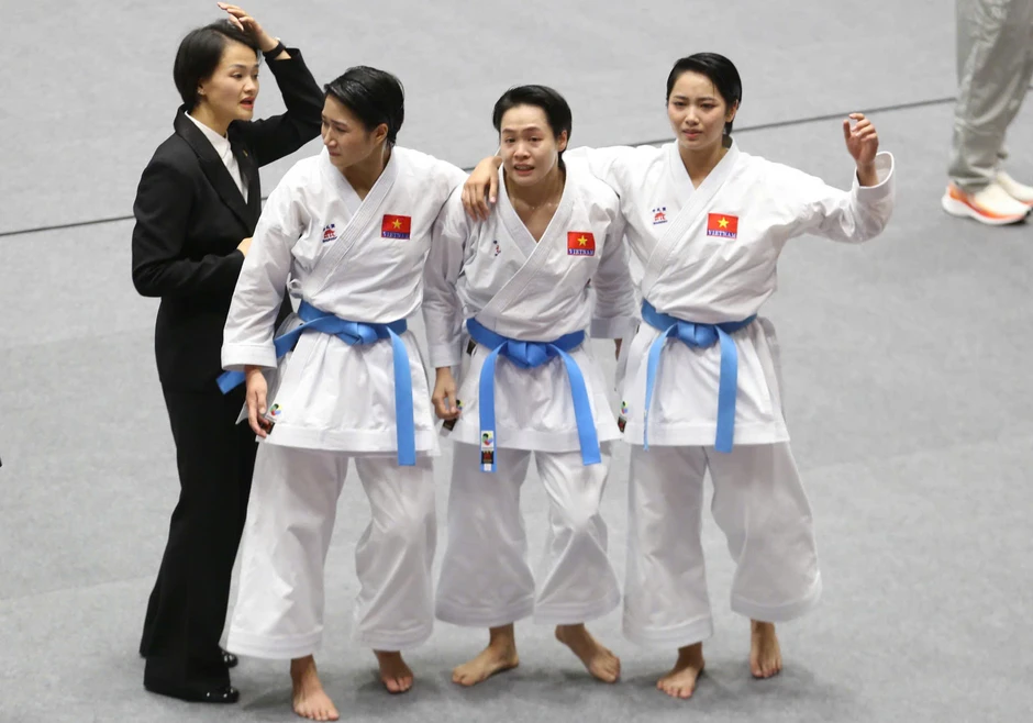 Xúc động khoảnh khắc 3 nữ võ sĩ Karate Việt Nam bật khóc với HCV Asiad