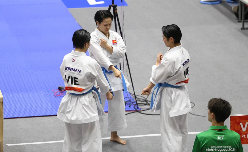 Xúc động khoảnh khắc 3 nữ võ sĩ Karate Việt Nam bật khóc với HCV Asiad