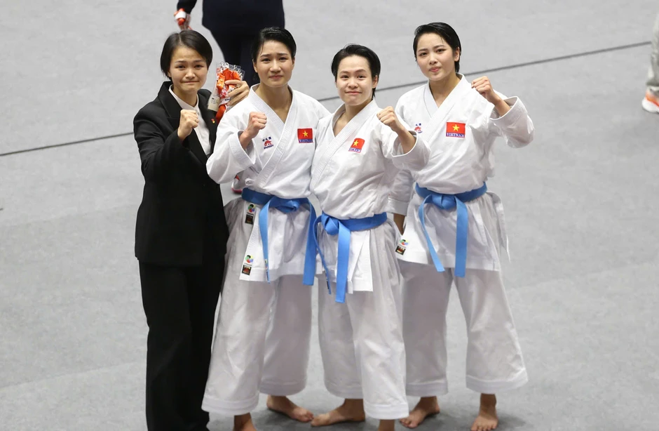 Xúc động khoảnh khắc 3 nữ võ sĩ Karate Việt Nam bật khóc với HCV Asiad