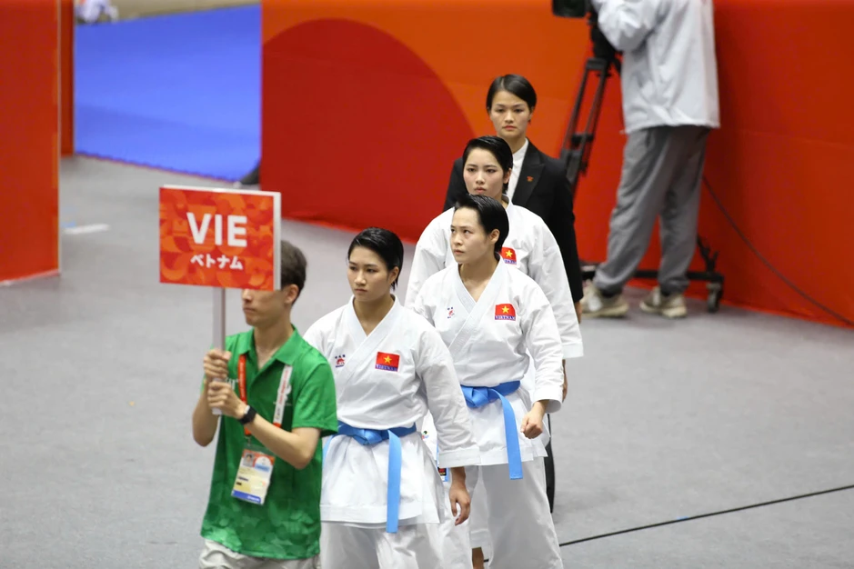 Xúc động khoảnh khắc 3 nữ võ sĩ Karate Việt Nam bật khóc với HCV Asiad