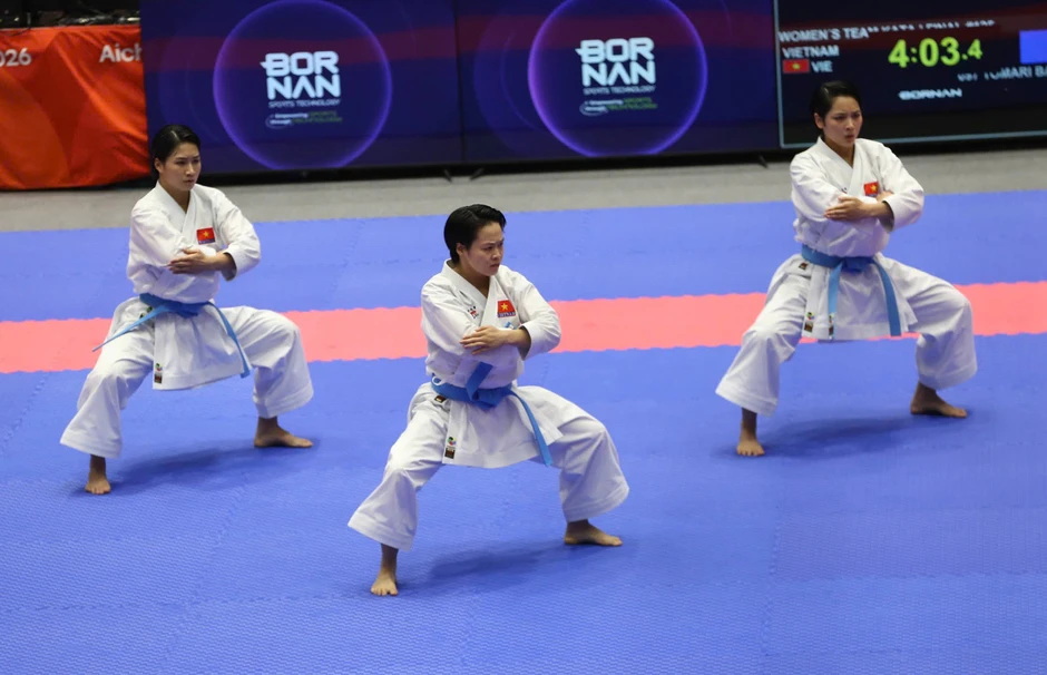 Xúc động khoảnh khắc 3 nữ võ sĩ Karate Việt Nam bật khóc với HCV Asiad