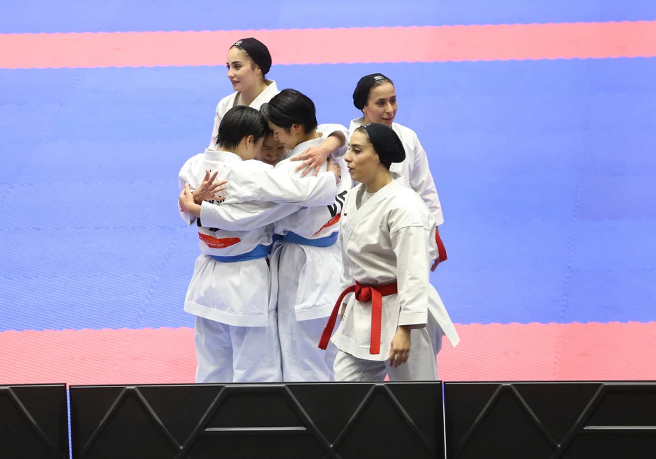 Xúc động khoảnh khắc 3 nữ võ sĩ Karate Việt Nam bật khóc với HCV Asiad