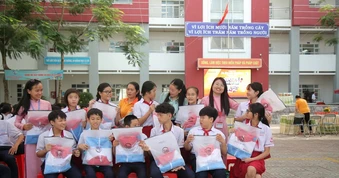 Xúc động Quả bóng vàng Hoàng Đức âm thầm chi 100 triệu giúp học sinh nghèo TP.HCM