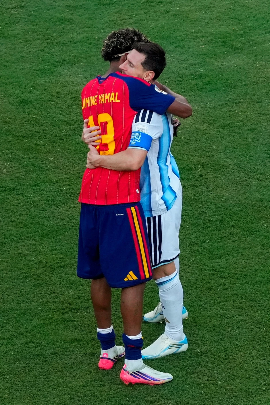 Yamal an ủi Messi sau khi vô địch World Cup 2026 - Báo TinVina Yamal an ủi Messi sau khi vô địch World Cup 2026 - Báo TinVina