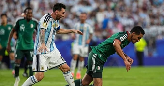Yêu cầu FIFA giải thích về việc không rút thẻ đỏ với Messi