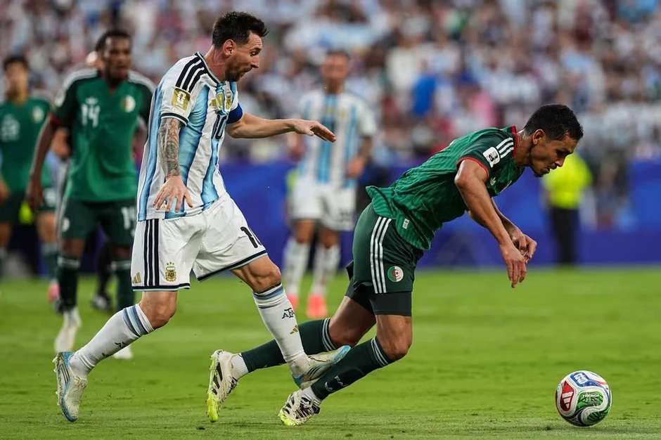 Yêu cầu FIFA giải thích về việc không rút thẻ đỏ với Messi Yêu cầu FIFA giải thích về việc không rút thẻ đỏ với Messi