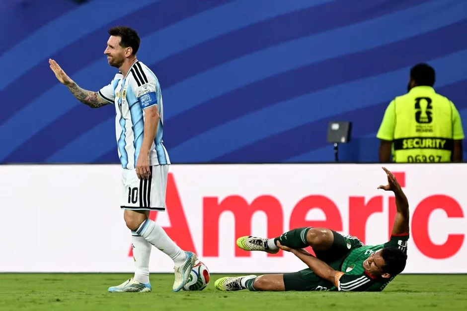 Yêu cầu FIFA giải thích về việc không rút thẻ đỏ với Messi Yêu cầu FIFA giải thích về việc không rút thẻ đỏ với Messi