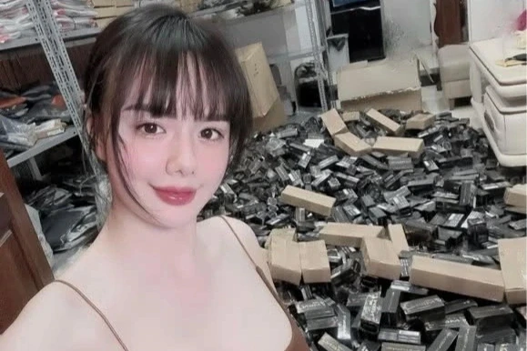 “Cô giáo Hương” bị khởi tố: Bán Loramen giá 369.000 đồng/lọ, từng khoe chốt nghìn đơn “Cô giáo Hương” bị khởi tố: Bán Loramen giá 369.000 đồng/lọ, từng khoe chốt nghìn đơn