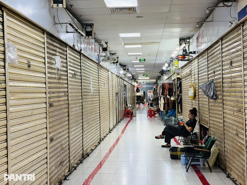"Hai mặt" chợ truyền thống: Sạp quần áo vắng hoe, quầy thịt cá tấp nập