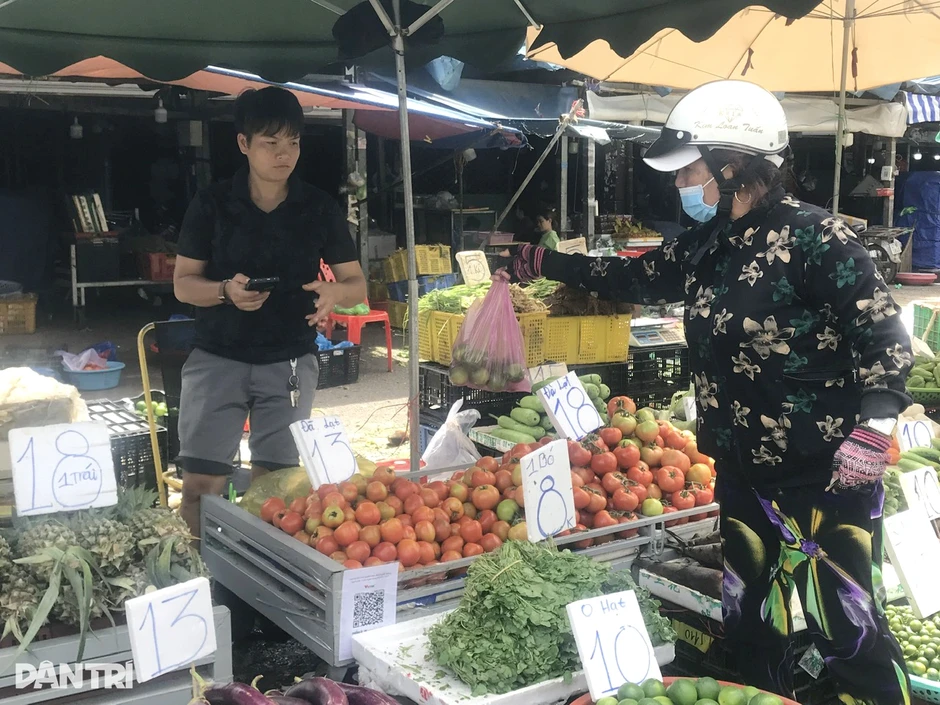 "Hai mặt" chợ truyền thống: Sạp quần áo vắng hoe, quầy thịt cá tấp nập