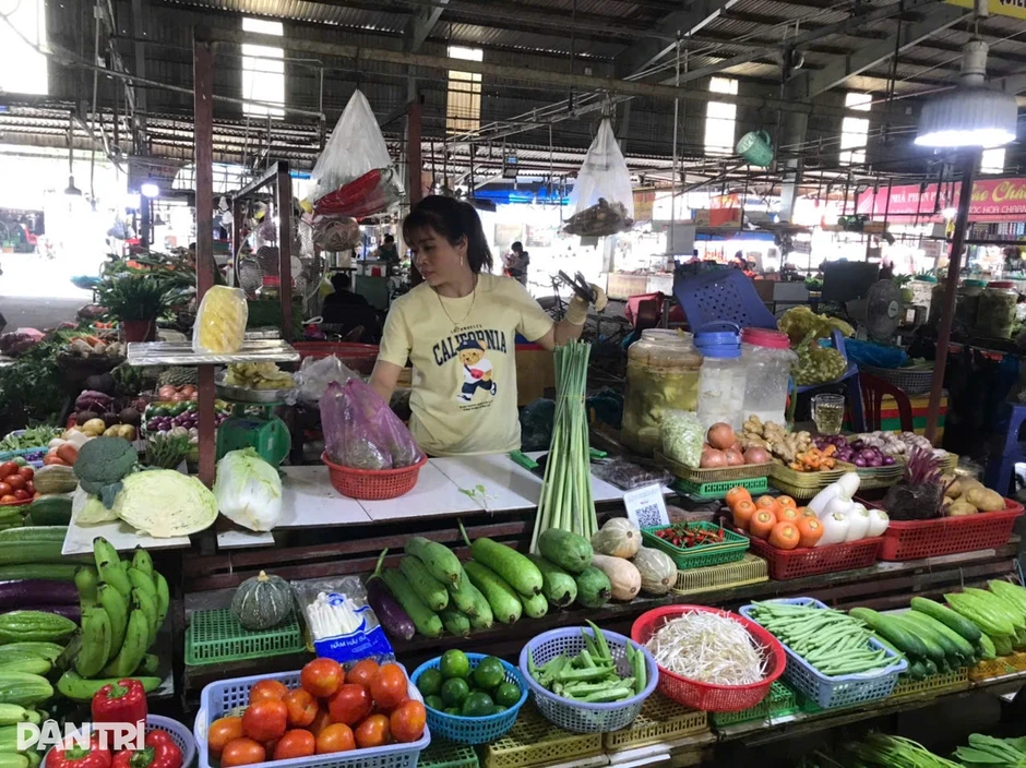 "Hai mặt" chợ truyền thống: Sạp quần áo vắng hoe, quầy thịt cá tấp nập