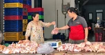 "Hai mặt" chợ truyền thống: Sạp quần áo vắng hoe, quầy thịt cá tấp nập