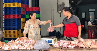 "Hai mặt" chợ truyền thống: Sạp quần áo vắng hoe, quầy thịt cá tấp nập