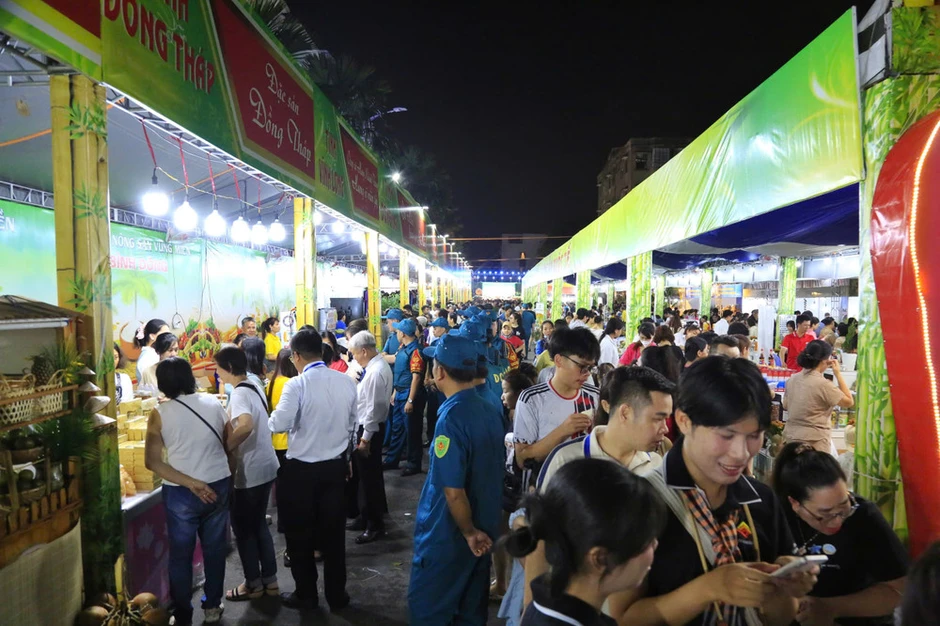 180 gian hàng nông sản đặc sản quy tụ tại phường Bình Đông 180 gian hàng nông sản đặc sản quy tụ tại phường Bình Đông