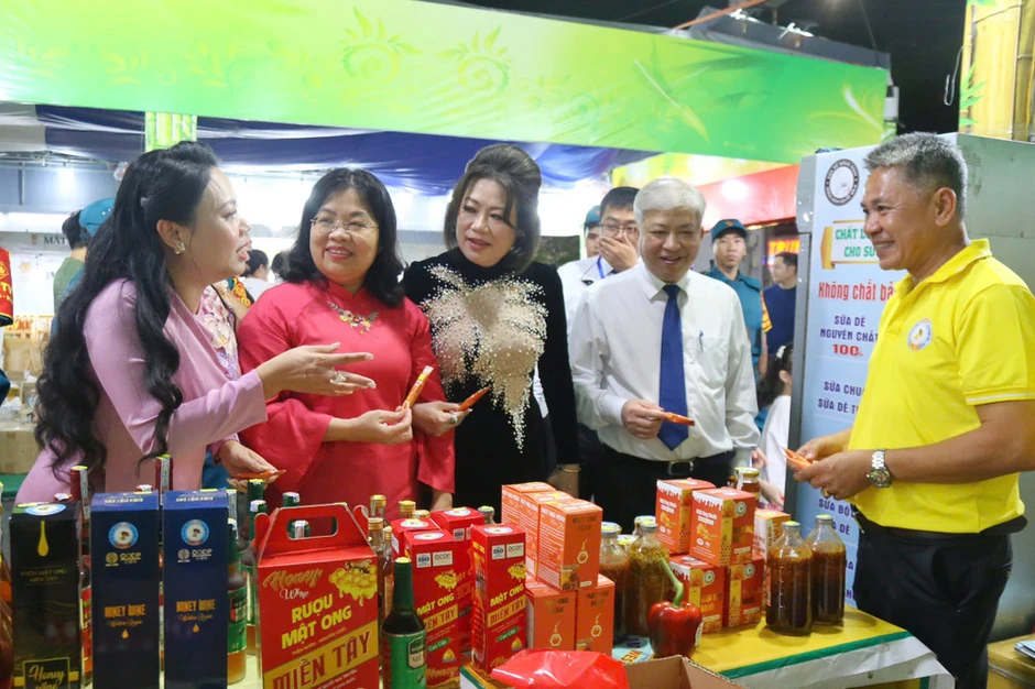 180 gian hàng nông sản đặc sản quy tụ tại phường Bình Đông 180 gian hàng nông sản đặc sản quy tụ tại phường Bình Đông