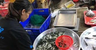 Bà nội trợ đang mua gì khi đi chợ truyền thống?