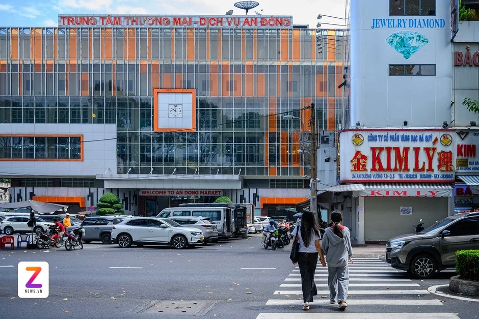 Bán lại kim cương chưa kịp nhận tiền thì chủ đã bị khởi tố