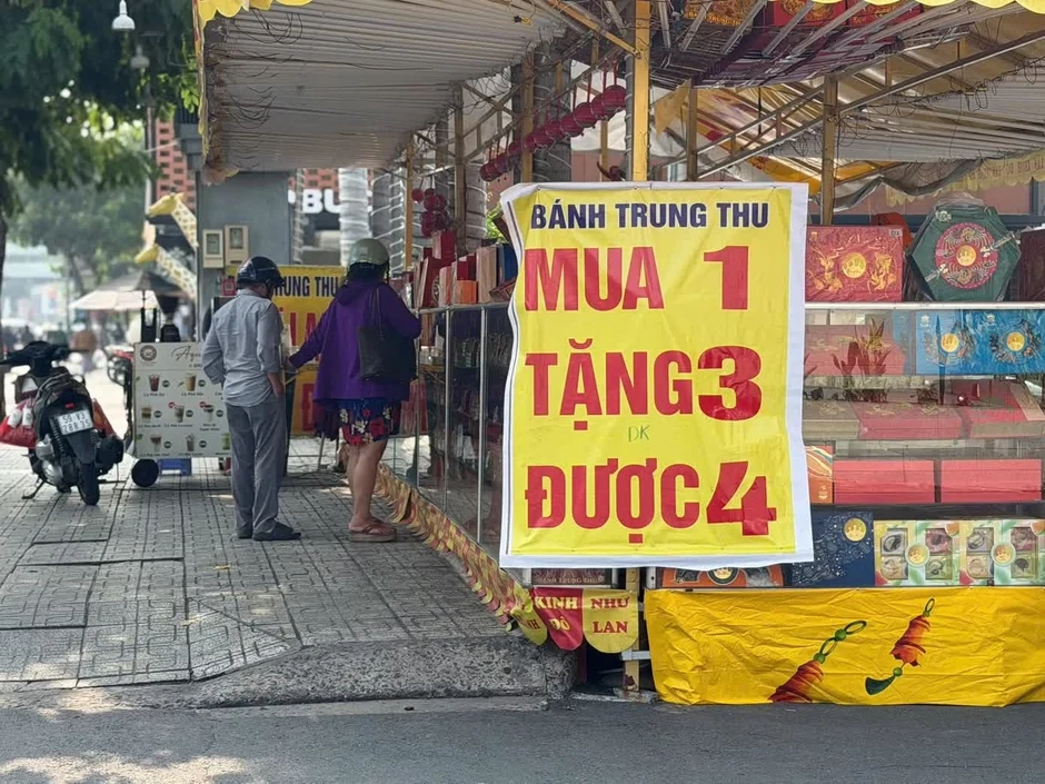 Bánh Trung thu đại hạ giá kiểu 'lạ hoắc' Bánh Trung thu đại hạ giá kiểu 'lạ hoắc'