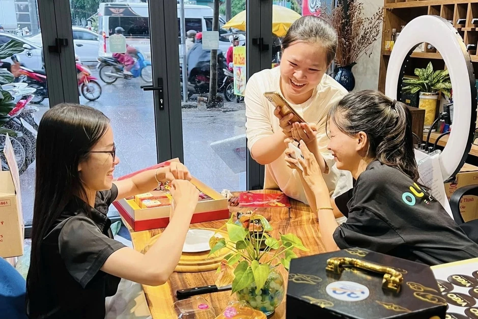 Bánh Trung thu tăng giá nhẹ, người bán lo sức mua Bánh Trung thu tăng giá nhẹ, người bán lo sức mua