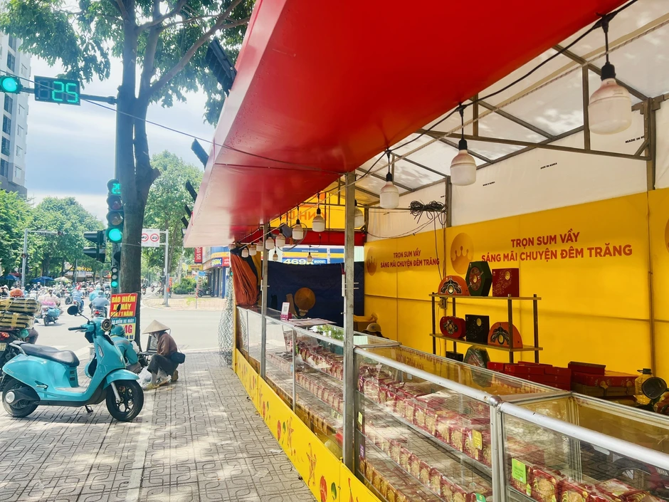 Bánh trung thu TPHCM vào mùa sớm: Quầy hàng ngóng khách, chợ mạng sôi động