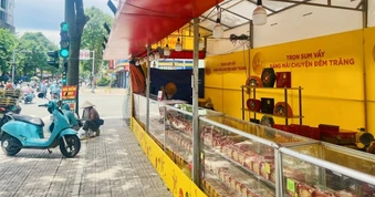 Bánh trung thu TPHCM vào mùa sớm: Quầy hàng ngóng khách, chợ mạng sôi động