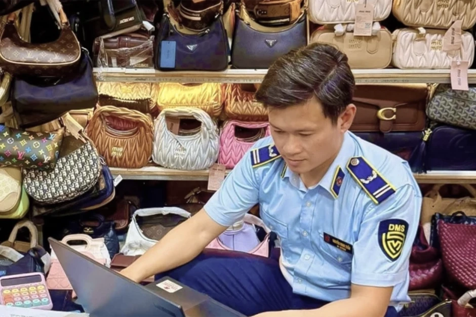 Bảy cửa hàng bán sản phẩm giả nhãn hiệu Gucci, Nike bị phạt hơn 200 triệu đồng Bảy cửa hàng bán sản phẩm giả nhãn hiệu Gucci, Nike bị phạt hơn 200 triệu đồng
