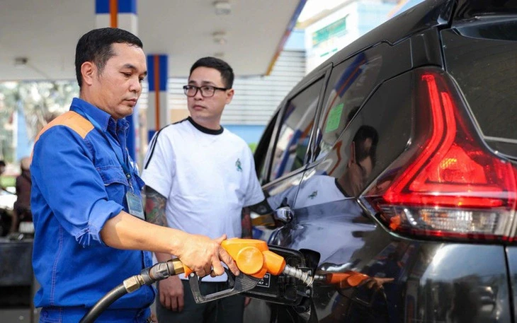 Bộ Công Thương lý giải vì sao giá xăng dầu điều chỉnh lúc nửa đêm Bộ Công Thương lý giải vì sao giá xăng dầu điều chỉnh lúc nửa đêm