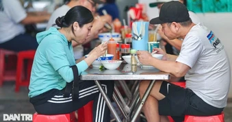 Bộ Công Thương nói gì khi giá xăng giảm sâu nhưng hàng hóa chưa hạ nhiệt?