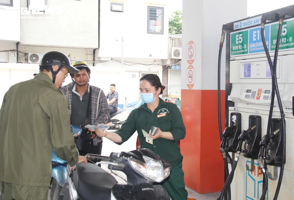 Bộ Công Thương siết kiểm tra găm hàng, các 'ông lớn' xăng dầu nói gì? Bộ Công Thương siết kiểm tra găm hàng, các 'ông lớn' xăng dầu nói gì?