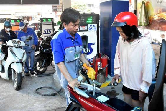 Bộ Công Thương theo sát diễn biến giá xăng dầu để điều hành phù hợp Bộ Công Thương theo sát diễn biến giá xăng dầu để điều hành phù hợp