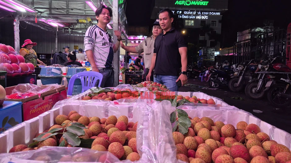 Cận cảnh chợ đầu mối Thủ Đức vào mùa trái cây, ngập sầu riêng, vải, mận Cận cảnh chợ đầu mối Thủ Đức vào mùa trái cây, ngập sầu riêng, vải, mận