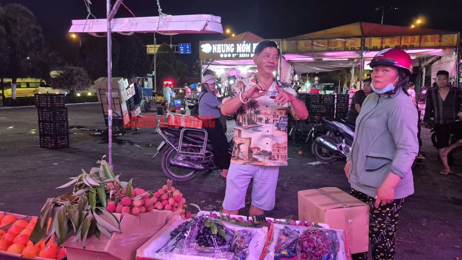 Cận cảnh chợ đầu mối Thủ Đức vào mùa trái cây, ngập sầu riêng, vải, mận Cận cảnh chợ đầu mối Thủ Đức vào mùa trái cây, ngập sầu riêng, vải, mận