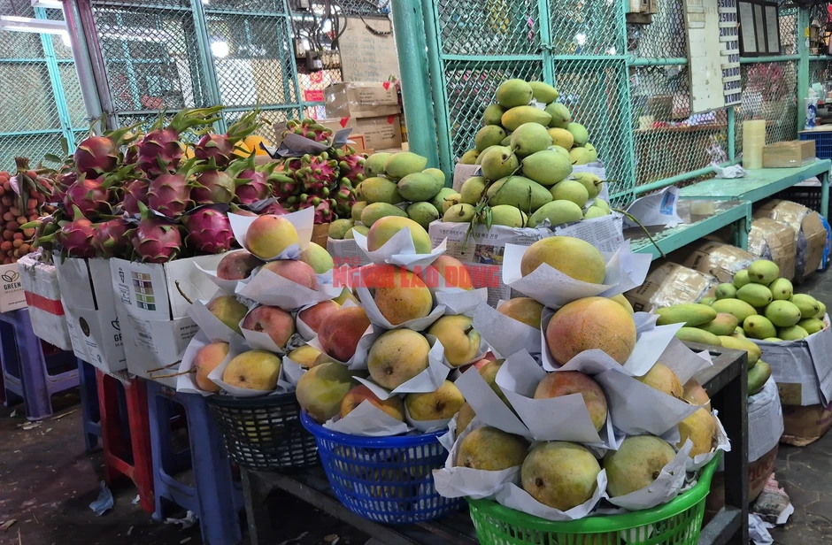 Cận cảnh chợ đầu mối Thủ Đức vào mùa trái cây, ngập sầu riêng, vải, mận Cận cảnh chợ đầu mối Thủ Đức vào mùa trái cây, ngập sầu riêng, vải, mận