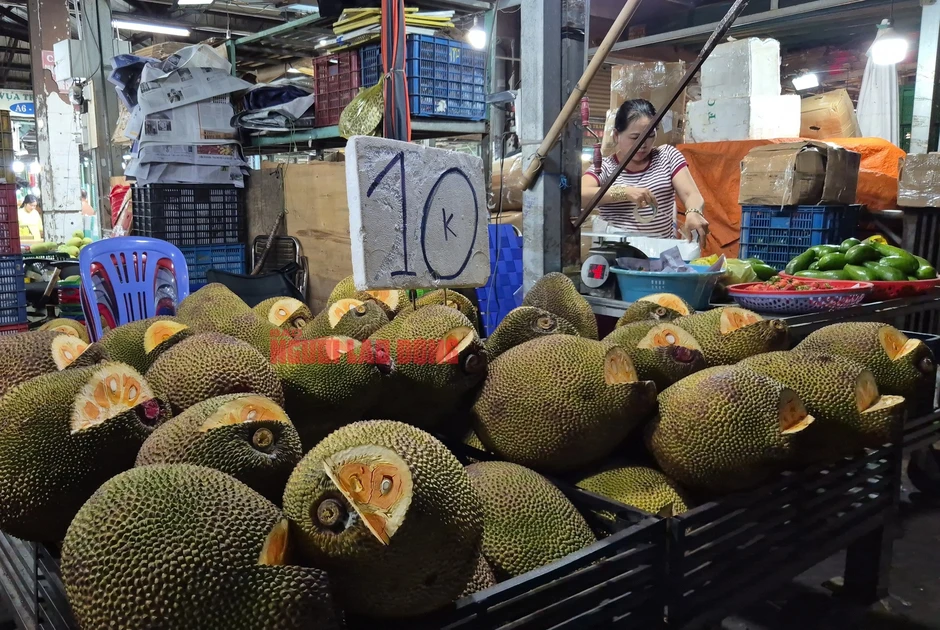 Cận cảnh chợ đầu mối Thủ Đức vào mùa trái cây, ngập sầu riêng, vải, mận Cận cảnh chợ đầu mối Thủ Đức vào mùa trái cây, ngập sầu riêng, vải, mận