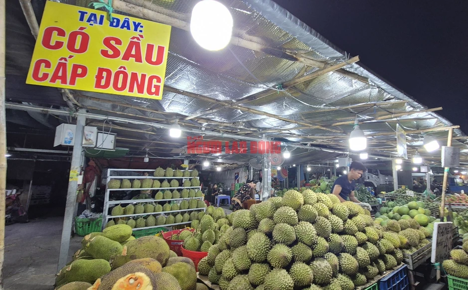 Cận cảnh chợ đầu mối Thủ Đức vào mùa trái cây, ngập sầu riêng, vải, mận Cận cảnh chợ đầu mối Thủ Đức vào mùa trái cây, ngập sầu riêng, vải, mận