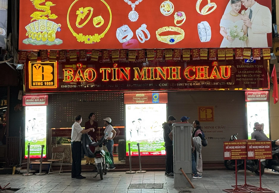 Cận cảnh 'phố vàng' Trần Nhân Tông khi sau công an xuất hiện ở tiệm vàng Bảo Tín Minh Châu