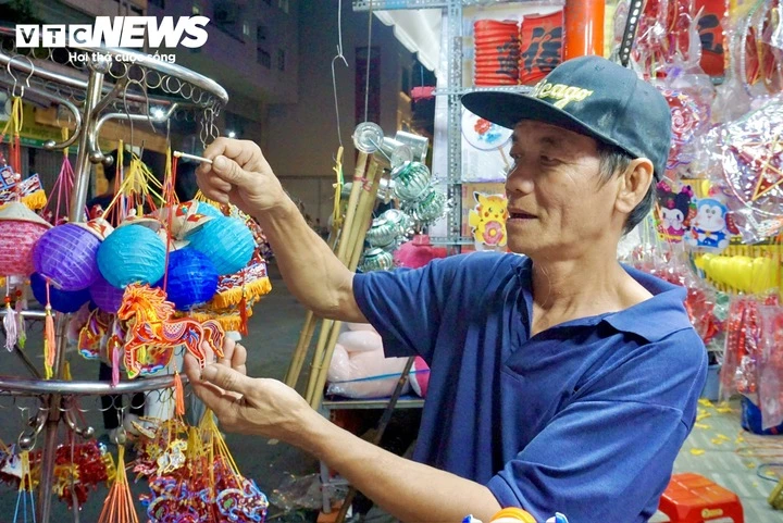 Cận Trung thu, tiểu thương phố lồng đèn ở TP.HCM vẫn 'ngóng' khách mua Cận Trung thu, tiểu thương phố lồng đèn ở TP.HCM vẫn 'ngóng' khách mua