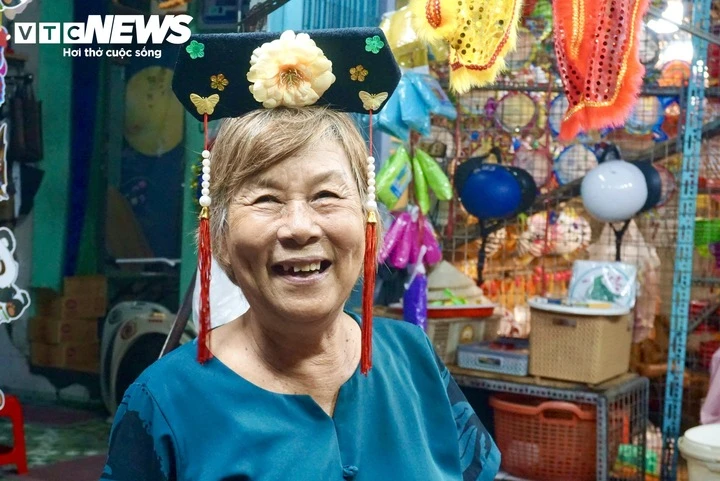 Cận Trung thu, tiểu thương phố lồng đèn ở TP.HCM vẫn 'ngóng' khách mua Cận Trung thu, tiểu thương phố lồng đèn ở TP.HCM vẫn 'ngóng' khách mua