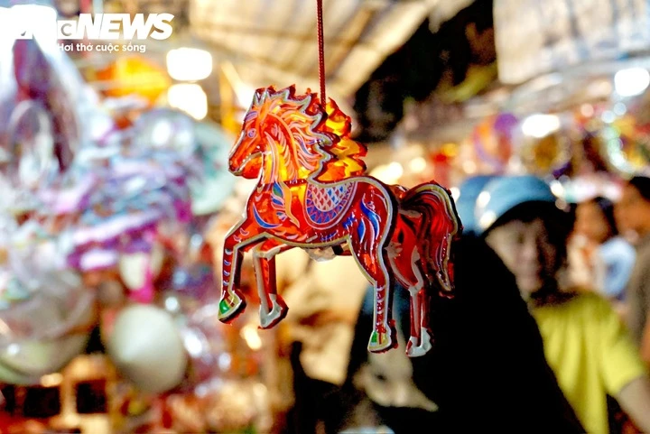 Cận Trung thu, tiểu thương phố lồng đèn ở TP.HCM vẫn 'ngóng' khách mua Cận Trung thu, tiểu thương phố lồng đèn ở TP.HCM vẫn 'ngóng' khách mua